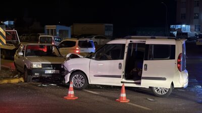 ERZURUM (AA) – Erzurum'da üç aracın karıştığı zincirleme trafik kazasında