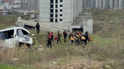 İSTANBUL (AA) – Esenyurt'ta servis midibüsünün devrilmesi sonucu yaralananlar, ambulanslarla