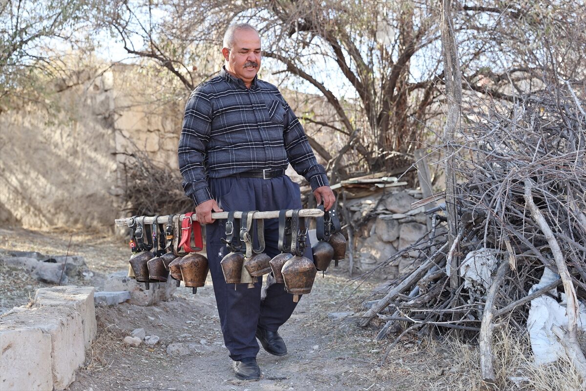 - Nevşehir'in Ürgüp ilçesinde gençliğinde çobanlık yaparken çıkardıkları seslerden etkilenerek