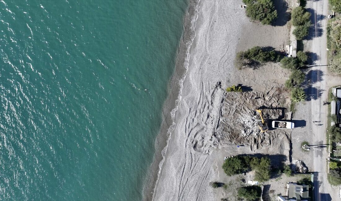 MUĞLA (AA) – Muğla'nın Fethiye ilçesinde, sahildeki imara aykırı olduğu