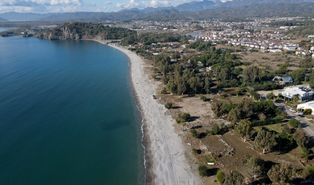 MUĞLA (AA) – Muğla'nın Fethiye ilçesinde, sahildeki imara aykırı olduğu