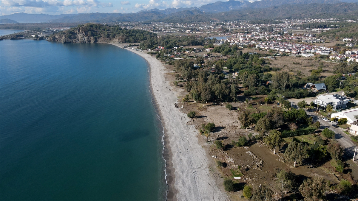 MUĞLA (AA) – Muğla'nın Fethiye ilçesinde, sahildeki imara aykırı olduğu