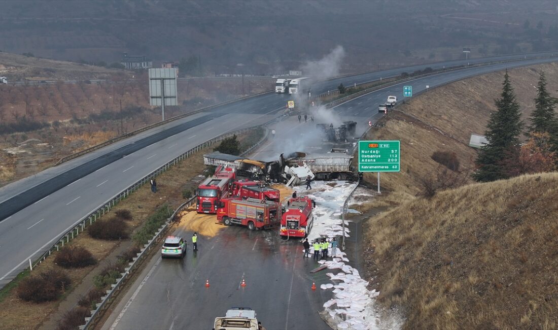 GAZİANTEP (AA) – Gaziantep'te 3 tırın çarpıştığı zincirleme trafik kazasının