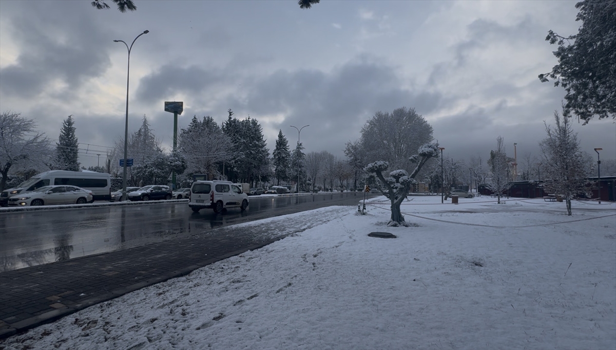 GAZİANTEP (AA) – Gaziantep'te gece saatlerinde kar, hayatı olumsuz etkiledi.