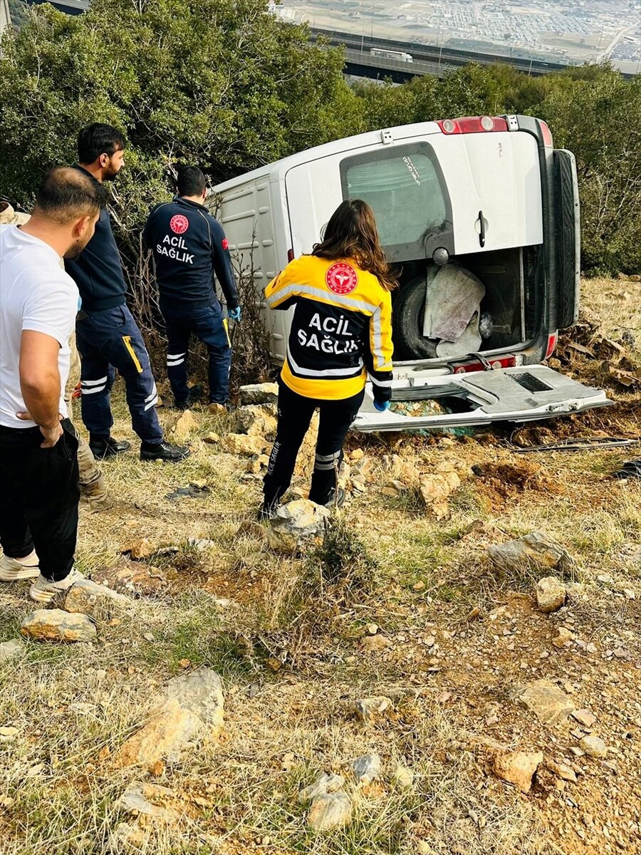 GAZİANTEP (AA) – Gaziantep'in Nurdağı ilçesinde tarım işçilerini taşıyan minibüsün
