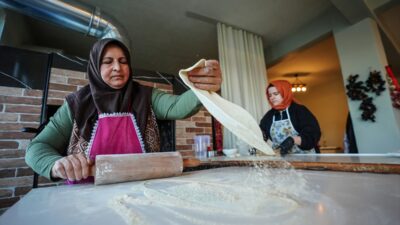 - Uludağ'ın eteklerindeki kırsal Akıncılar Mahallesi'nde pide salonu açan anne