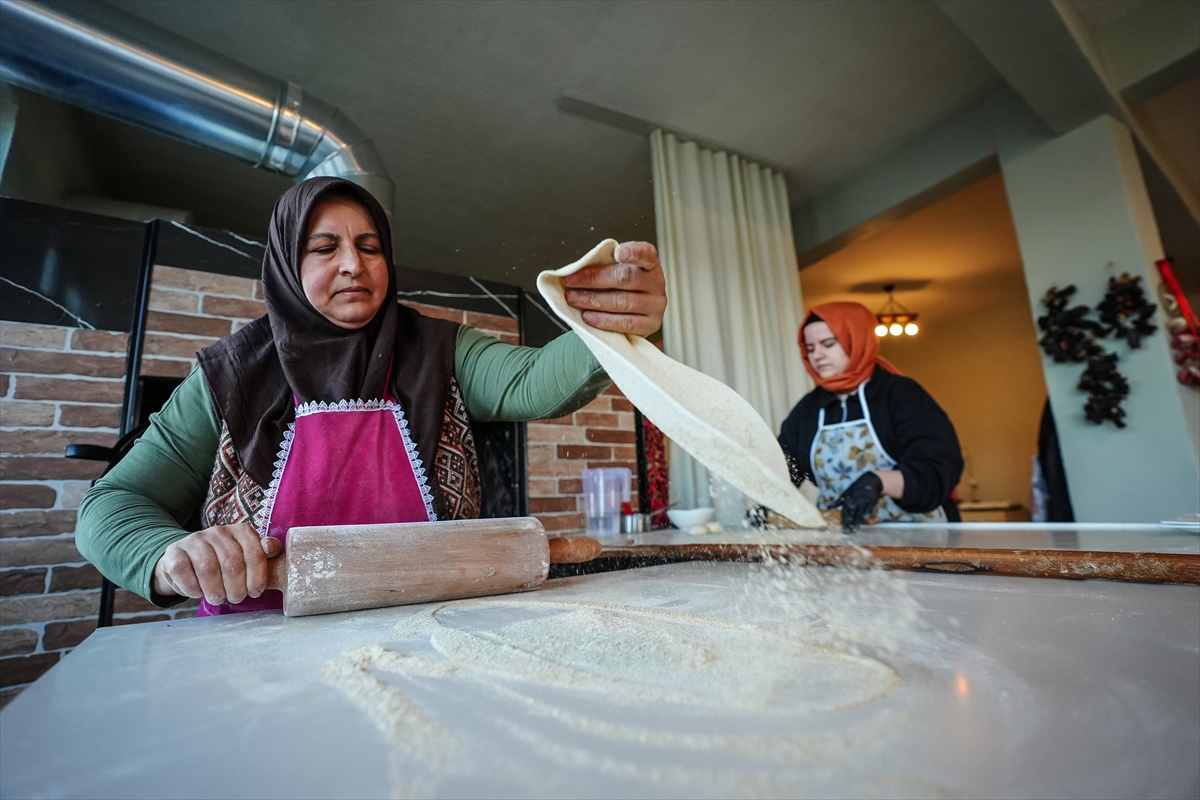 - Uludağ'ın eteklerindeki kırsal Akıncılar Mahallesi'nde pide salonu açan anne