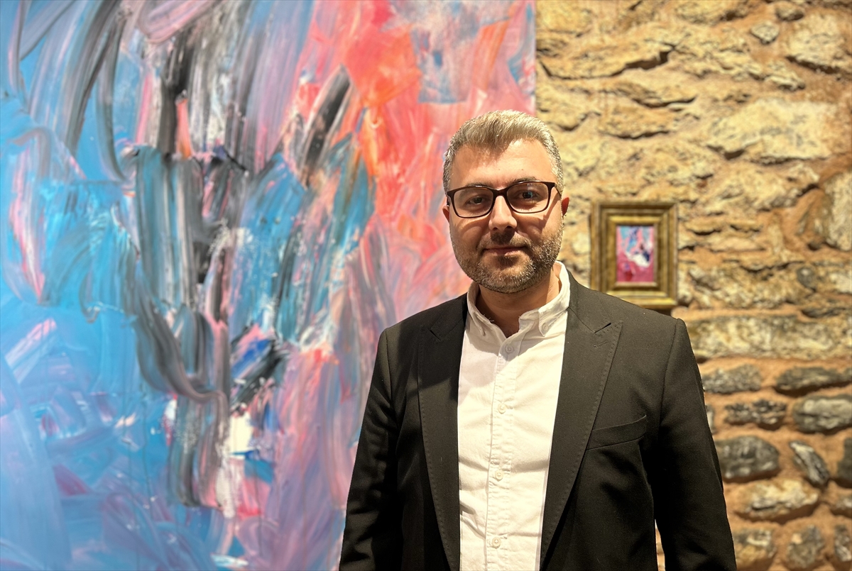 - Lale Müzesi Müdürü Ali Cantürk:
- "Heykelden enstalasyona, seramikten resme