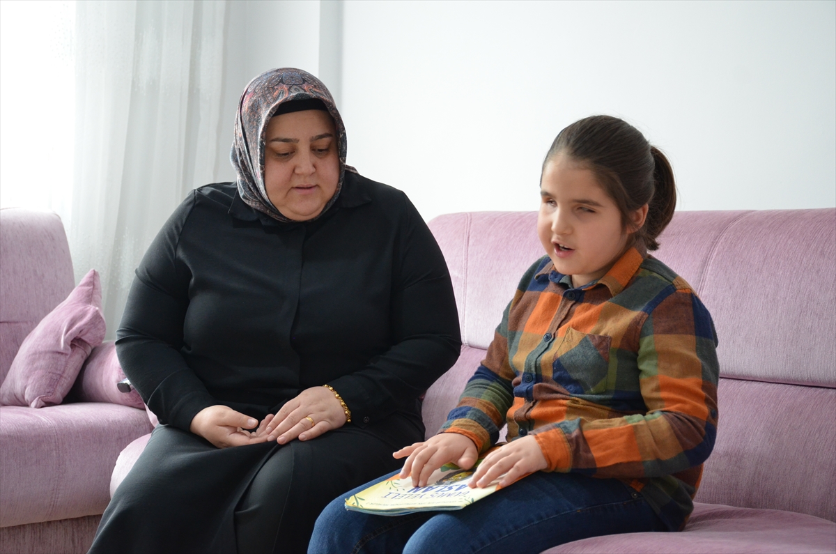 - Kendisine ait üç bestesi bulunan "mutlak kulak" Çınar Öner:
-