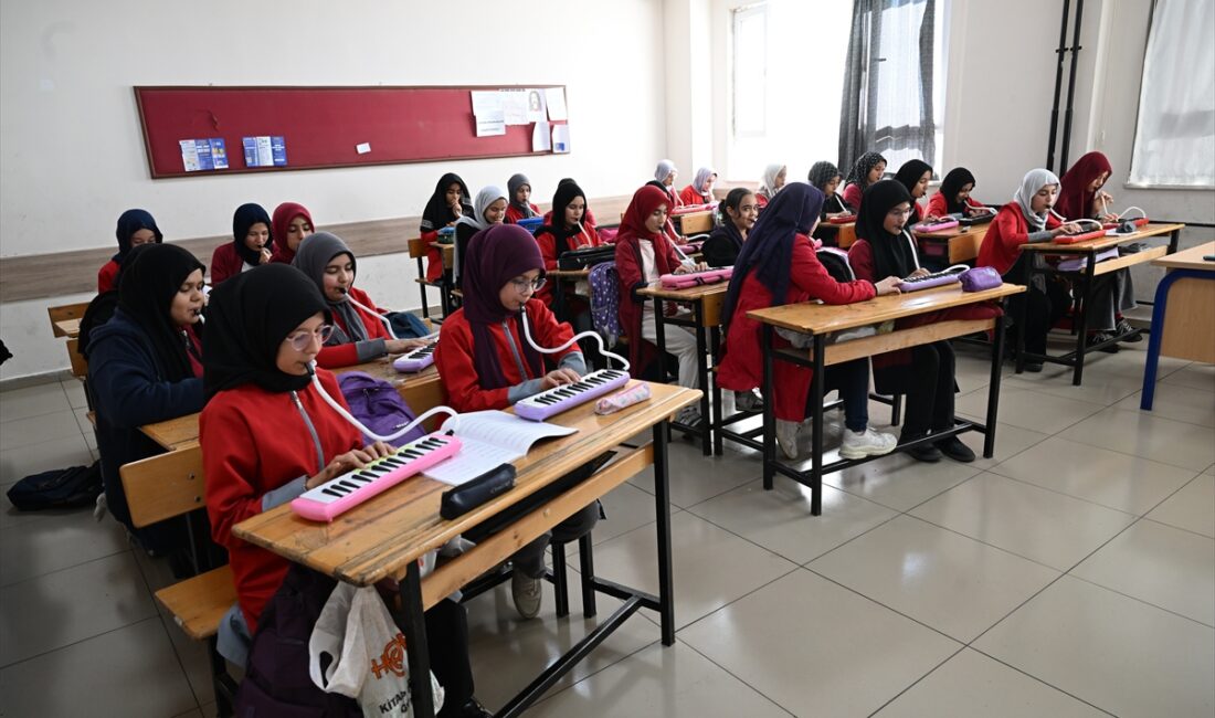 KAHRAMANMARAŞ (AA) – Kahramanmaraş'ta görev yapan doğuştan görme engelli müzik