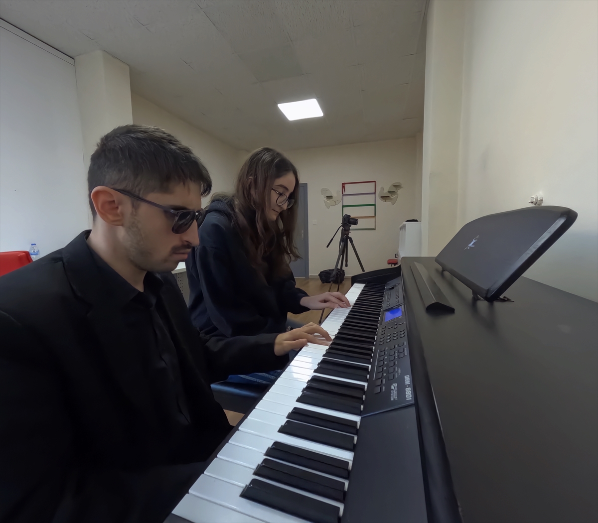 - Tekirdağ'da yaşayan yüzde 90 görme engelli müzik öğretmeni Ümit