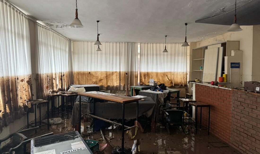 - Ekiplerin çalışmalarını sürdürdüğü Uskumruköy'deki bölge dronla görüntülenirken, dereye düşen