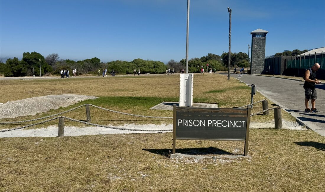 - Cape Town açıklarındaki ada, bir zamanlar apartheid rejiminin siyasi