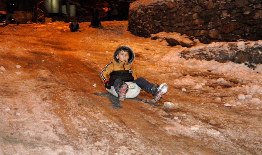 HAKKARİ (AA) – Hakkari'nin Çukurca ilçesinde çocuklar, kar yağışının ardından