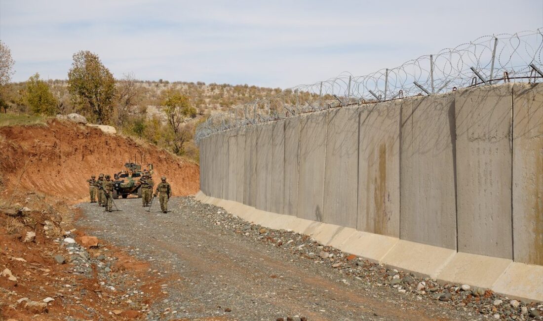 - Türkiye-Irak sınırının Hakkari bölümünde örülen güvenlik duvarı ve kazılan