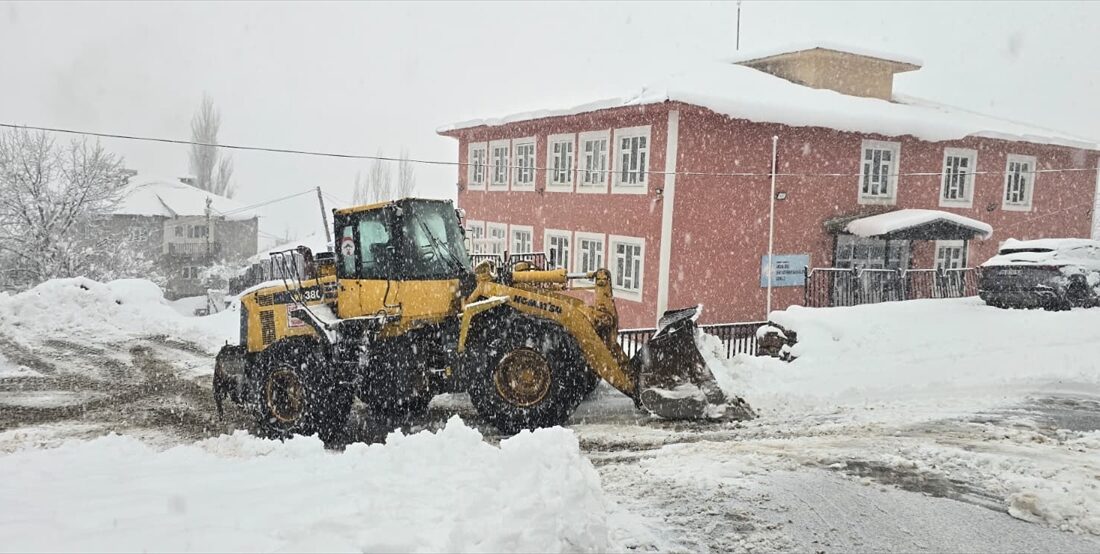 HAKKARİ (AA) – Hakkari'de etkisini sürdüren kar nedeniyle 72 yerleşim