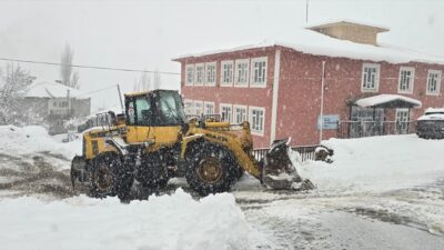 HAKKARİ (AA) – Hakkari'de etkisini sürdüren kar nedeniyle 72 yerleşim