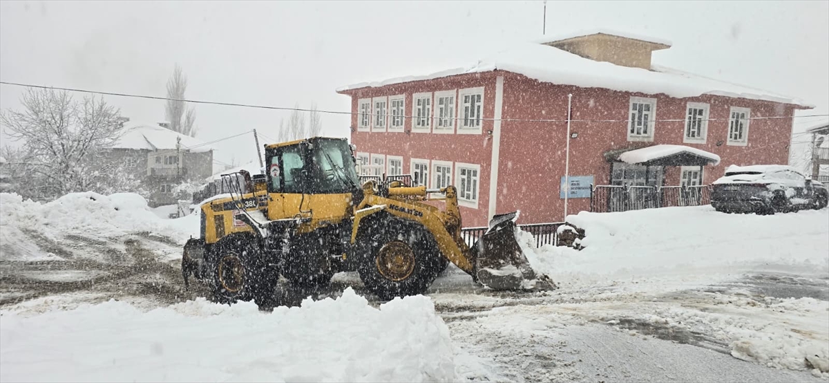HAKKARİ (AA) – Hakkari'de etkisini sürdüren kar nedeniyle 72 yerleşim