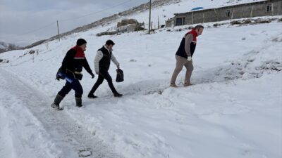 - Kış şartlarının çetin geçtiği Yüksekova ilçesinde kırsal bölgelerdeki ahır