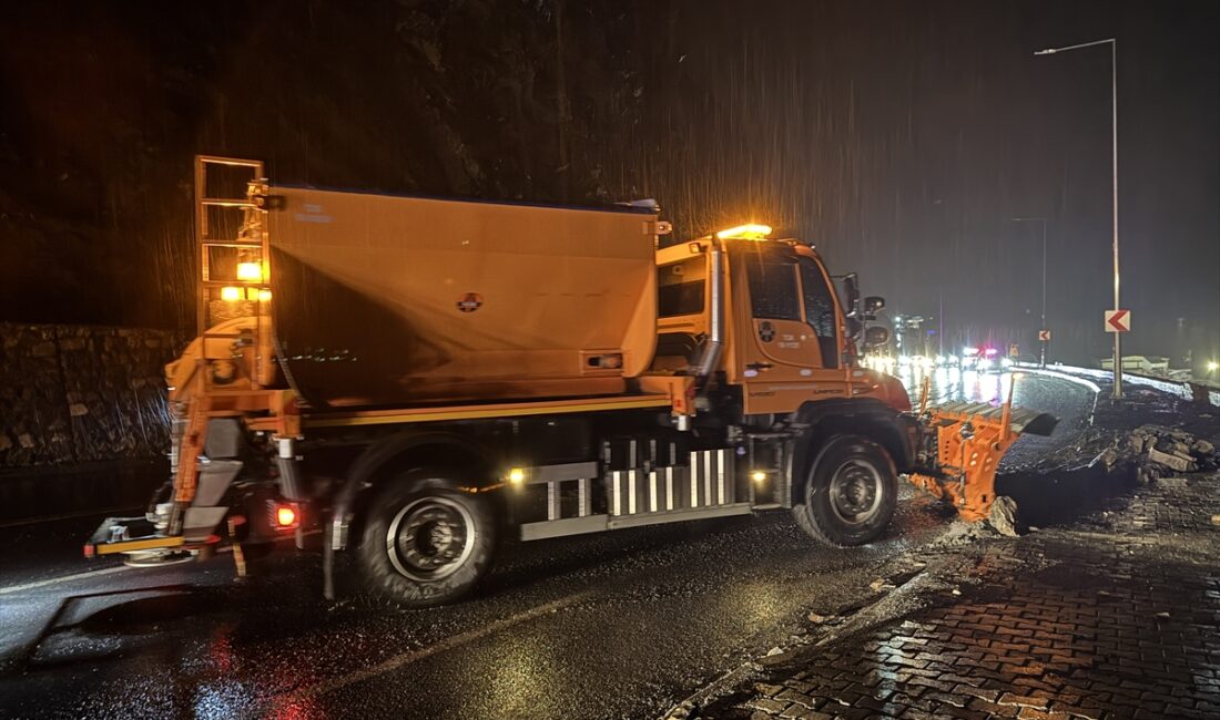 HAKKARİ (AA) – Hakkari'de etkili olan sağanak nedeniyle kara yoluna