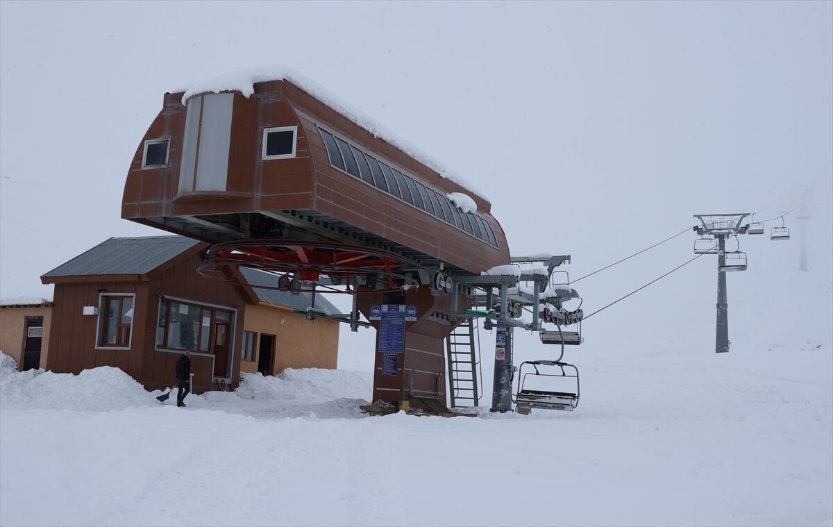 - Her yıl binlerce ziyaretçinin ağırlandığı Mergabütan Kayak Merkezi'nde yeni