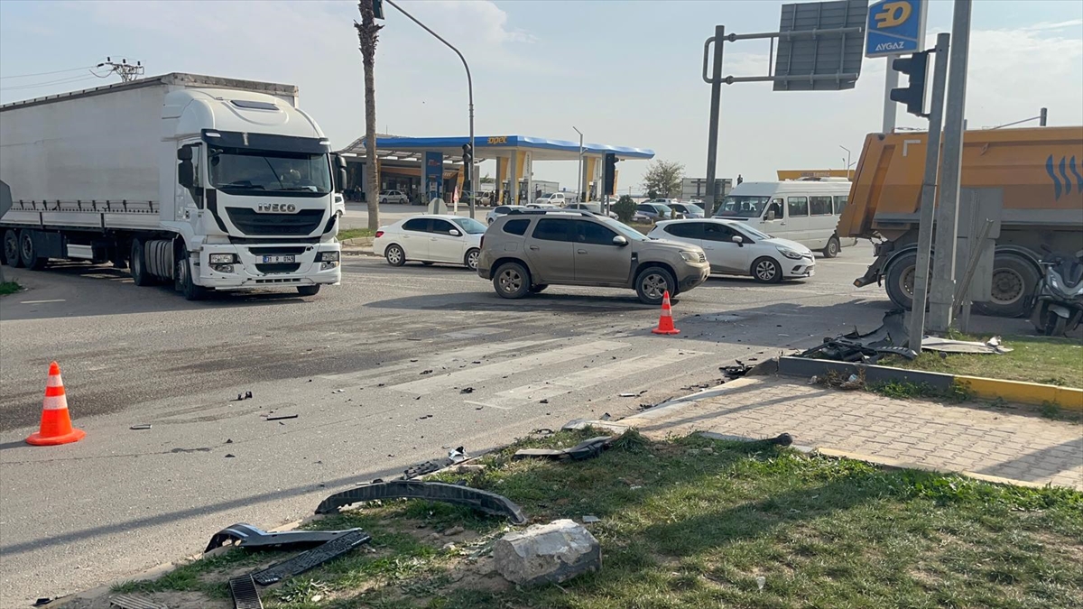 HATAY (AA) – Hatay'ın Kırıkhan ilçesinde iki aracın çarpışması sonucu