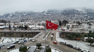 HATAY (AA) – Hatay'da kar yağışı hayatı olumsuz etkiliyor. Antakya,