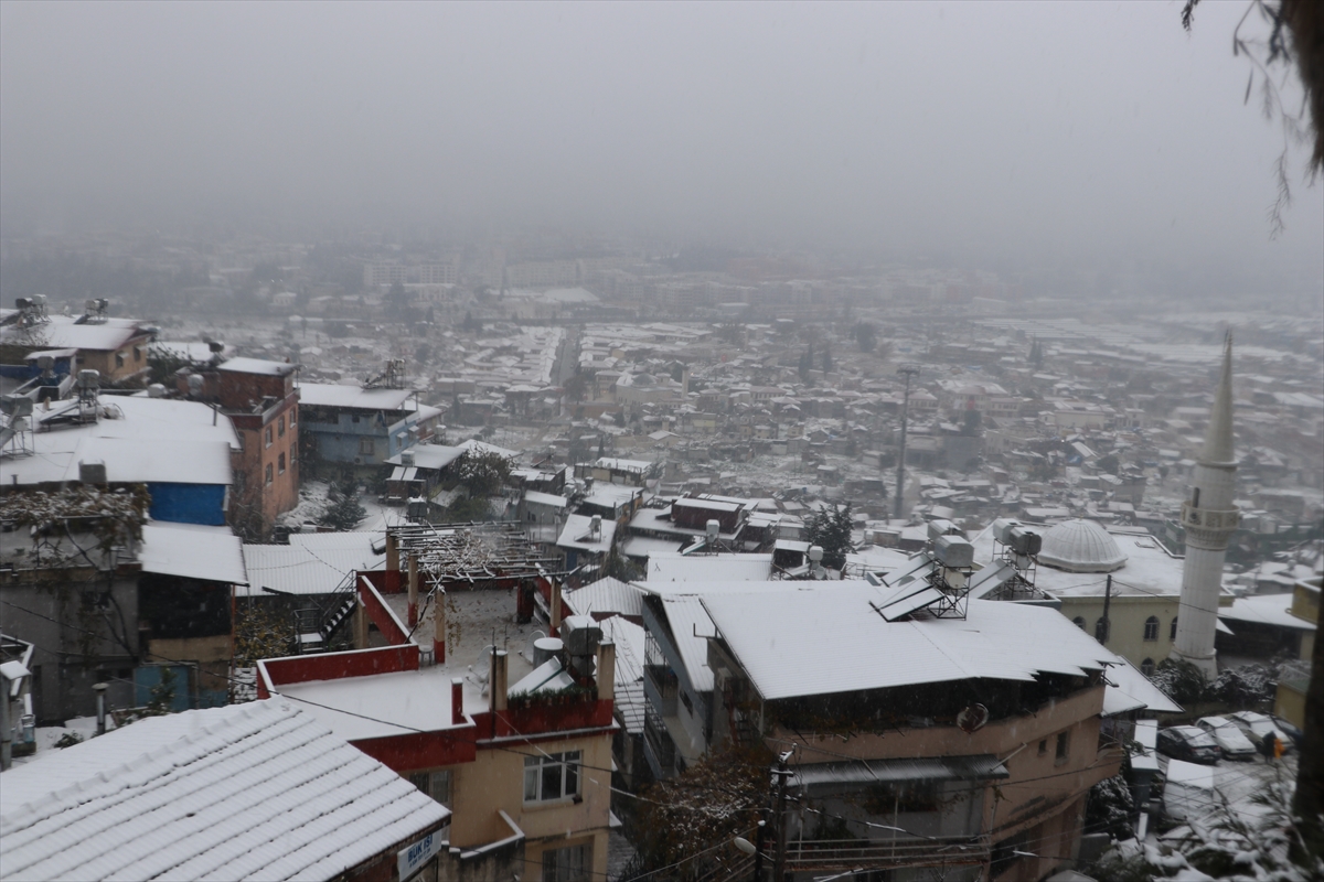 HATAY (AA) – Hatay'da etkili olan kar yağışı, şehir merkezi