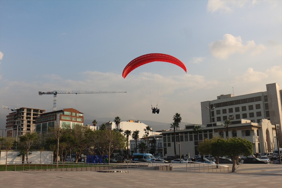 HATAY (AA) – Hatay'ın İskenderun ilçesinde Amanos Dağları'ndan yamaç paraşütüyle
