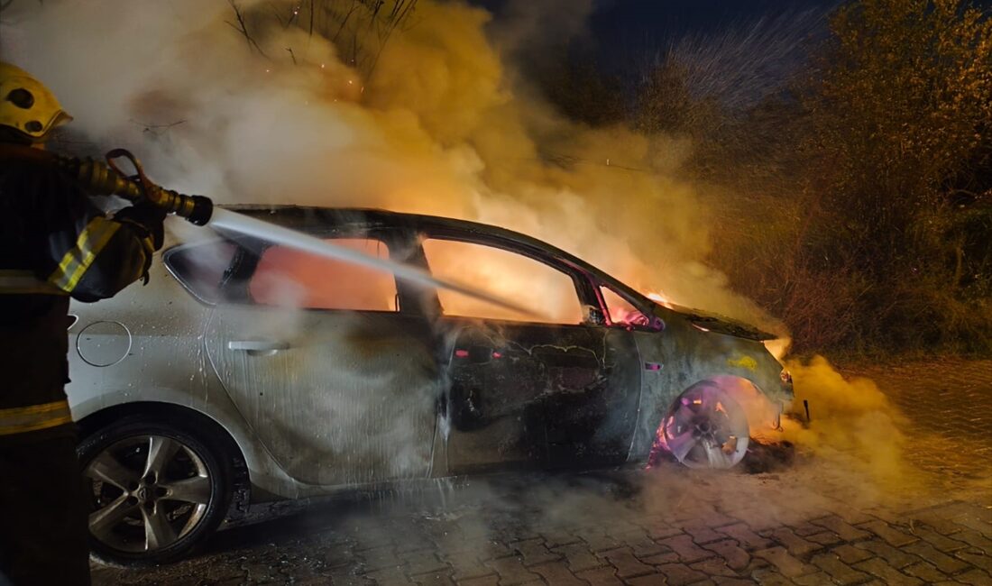 HATAY (AA) – Hatay'ın Defne ilçesinde otomobilde çıkan yangın itfaiye
