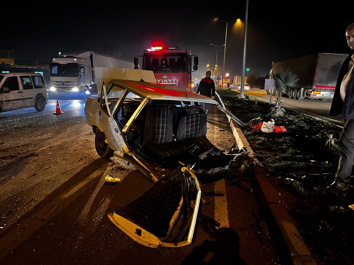 HATAY (AA) – Hatay'da tırla çarpışması sonucu ikiye ayrılan otomobilin