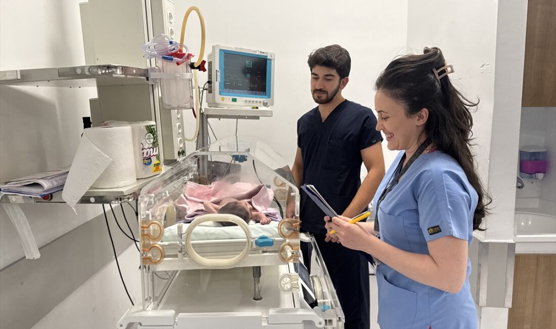 - Afyonkarahisar'da 29 haftalıkken 1 kilo 580 gram ağırlığında dünyaya