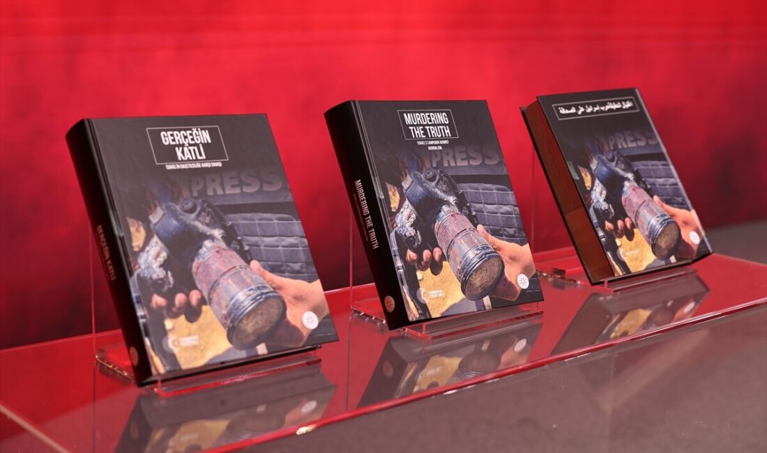 - Kitabın takdim yazısını kaleme alan Cumhurbaşkanı Erdoğan:
- "İsrail'in tarihe