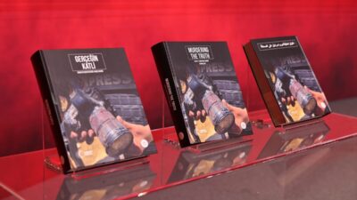 - Kitabın takdim yazısını kaleme alan Cumhurbaşkanı Erdoğan:
- "İsrail'in tarihe