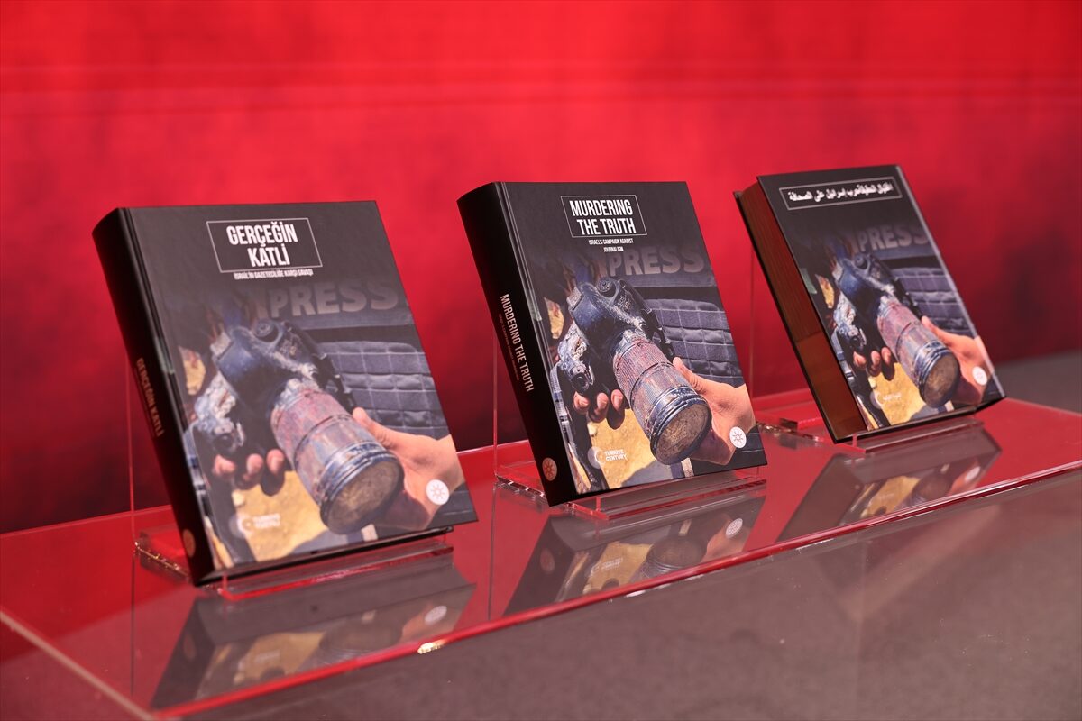 - Kitabın takdim yazısını kaleme alan Cumhurbaşkanı Erdoğan:
- "İsrail'in tarihe