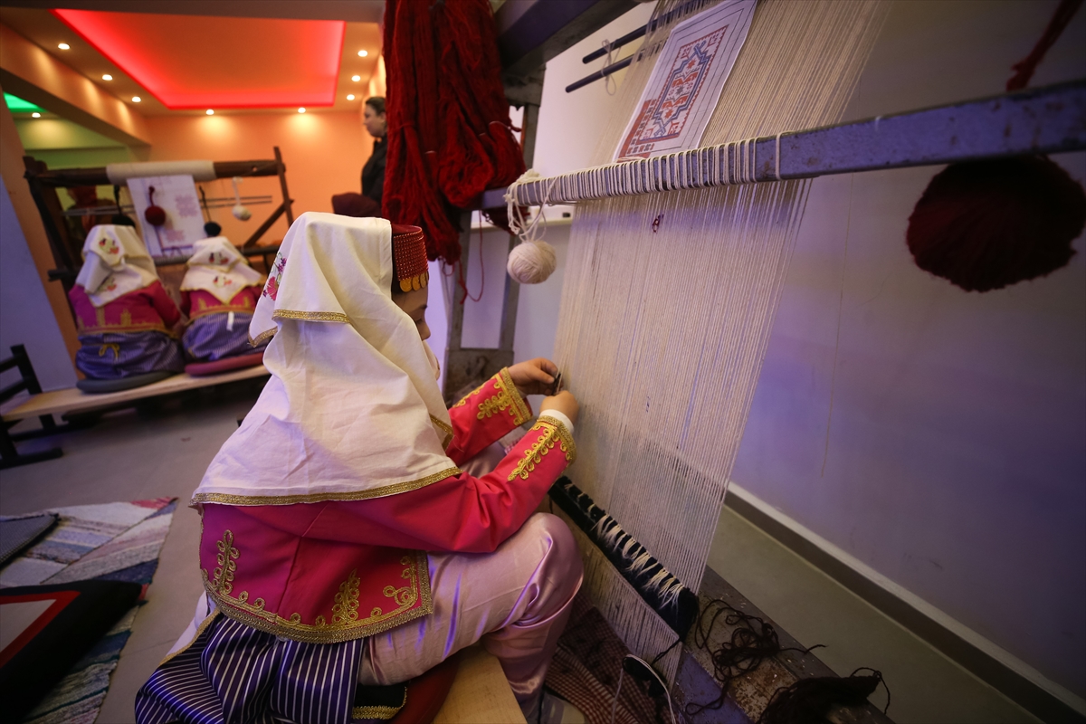 - Balıkesir'de geleneksel Yağcıbedir halısının gelecek nesillere aktarılması amacıyla başlatılan