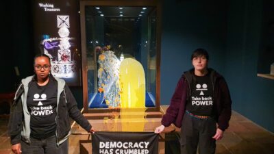 - Londra Metropolitan Polisi, 4 eylemcinin gözaltına alındığını, ayrıca kraliyet