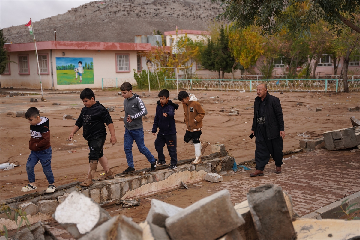 - Kemal Fetah Tevekeli:
 - "Baktım ki duvarın kenarı çocuklarla