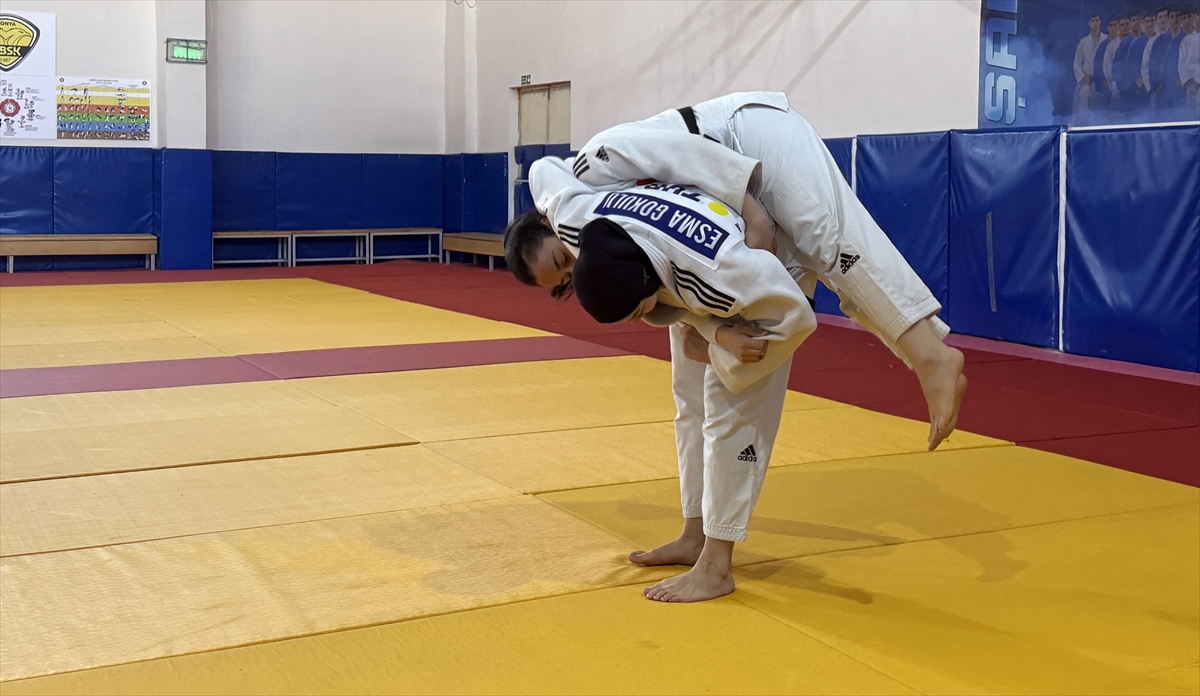 - Sol dizindeki çapraz bağları kopmasına rağmen olimpiyatlara katılmak için