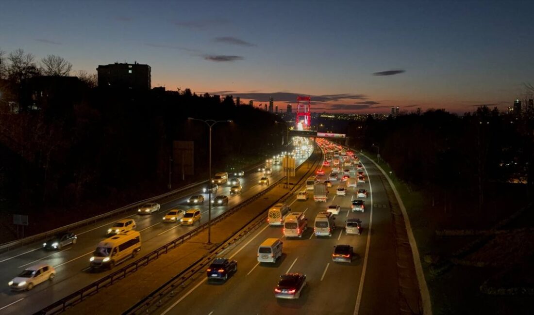 İSTANBUL (AA) – İstanbul'da, haftanın son iş günü mesai bitiminin