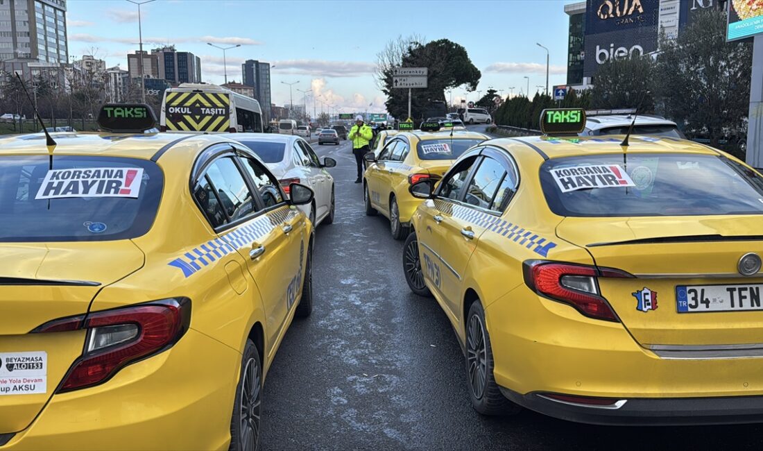 İSTANBUL (AA) – İstanbul'da konvoy oluşturarak bir araya gelen taksi