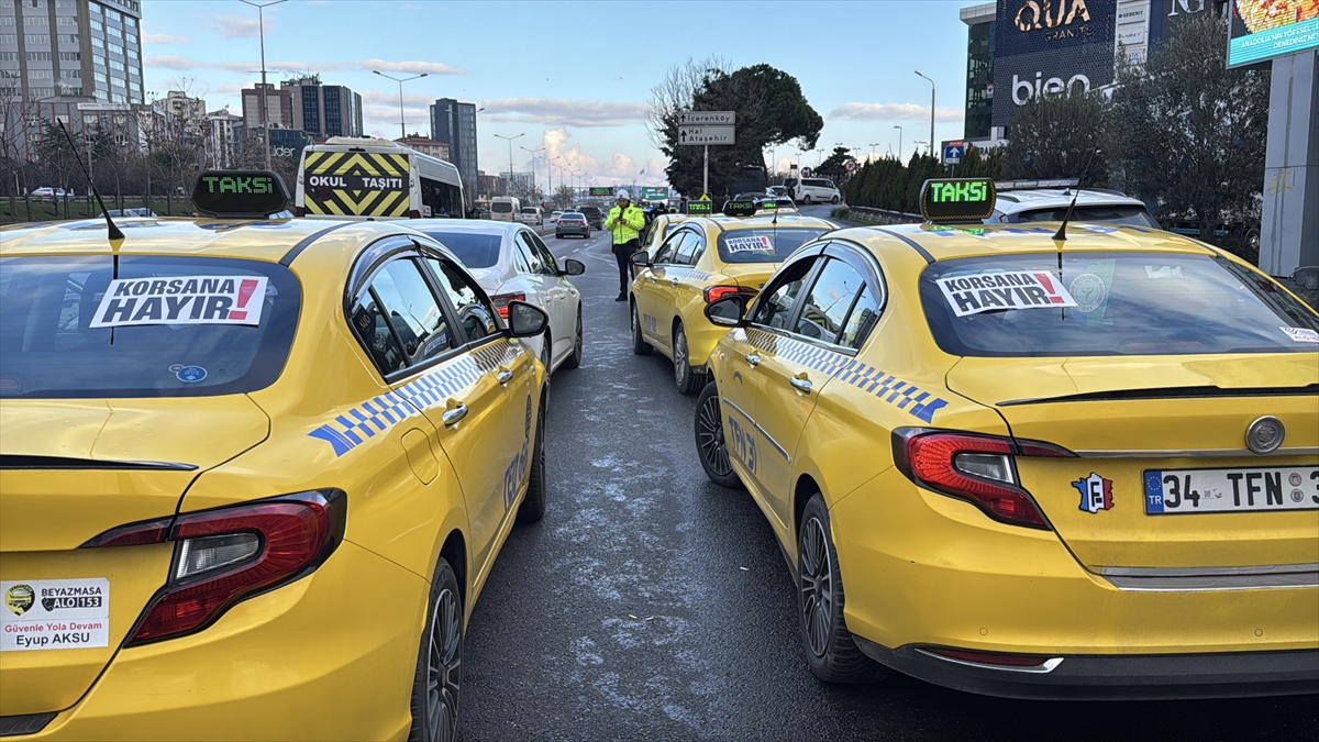 İSTANBUL (AA) – İstanbul'da konvoy oluşturarak bir araya gelen taksi