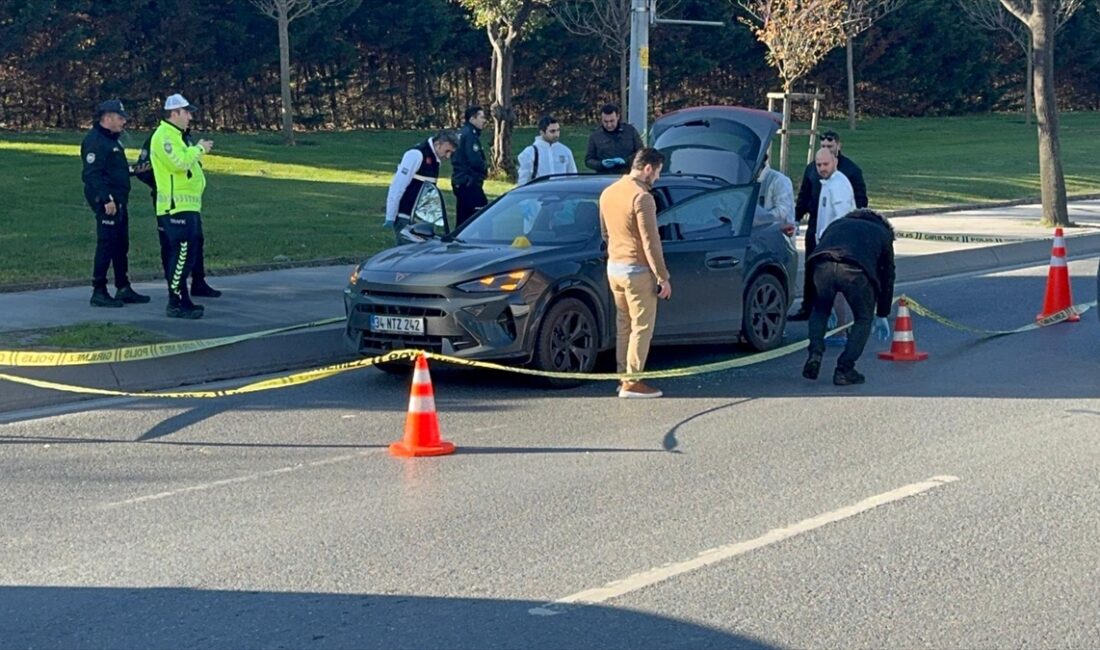 İSTANBUL (AA) – Bakırköy'de bir kişi, otomobiliyle seyir halindeyken uğradığı