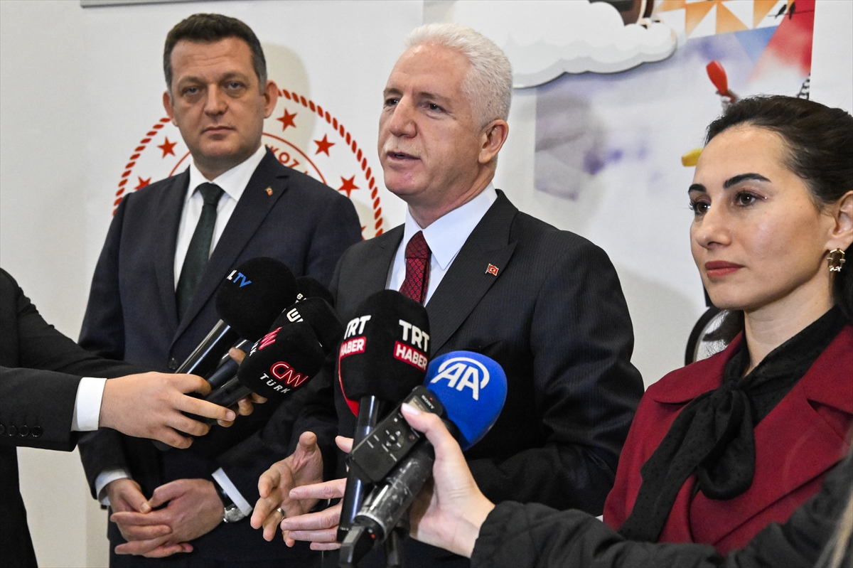 - İstanbul Valisi Davut Gül:
- "Kaymakamlarımızın, belediyemizin, Yeşilay'ın, Kızılay'ın STK'lerin,