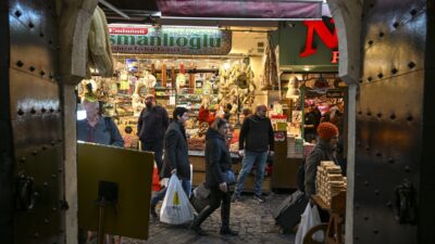 - Yılbaşı ihtiyaçlarını ve hediyeliklerini tamamlamak isteyenler Eminönü'nü hareketlendirirken, Mısır