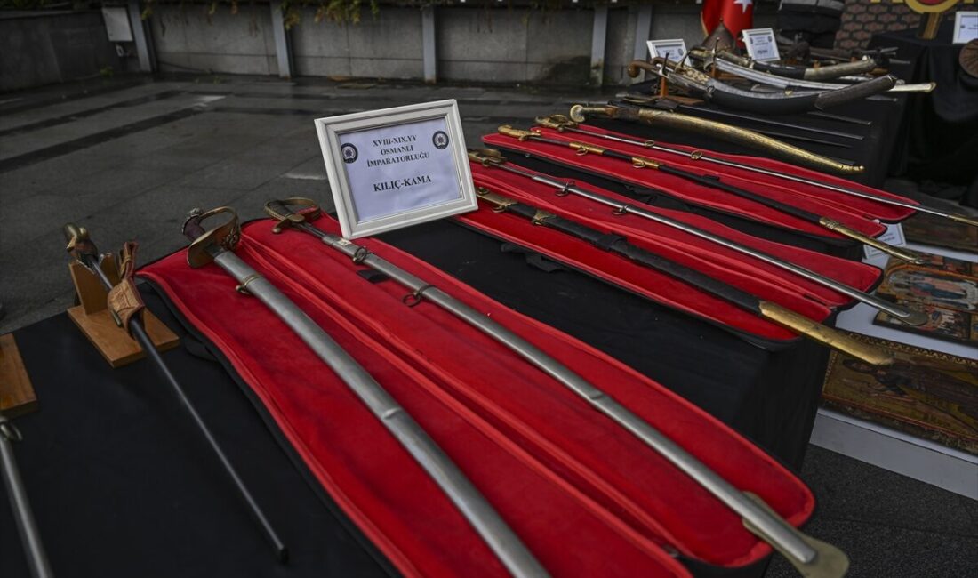 İSTANBUL (AA) – İstanbul'da, tarihi eser kaçakçılığı operasyonunda 15 şüpheli