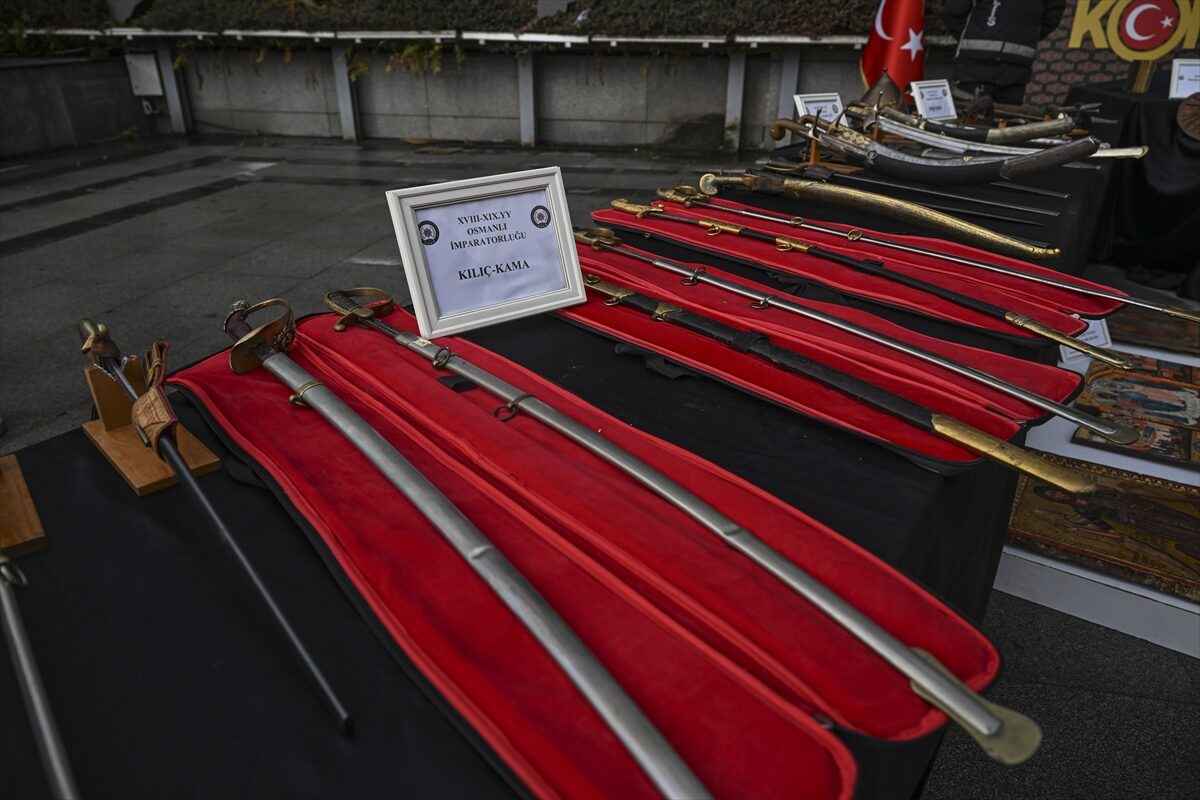 İSTANBUL (AA) – İstanbul'da, tarihi eser kaçakçılığı operasyonunda 15 şüpheli