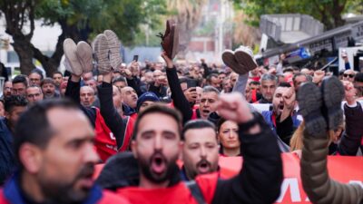 - Genel-İş İzmir 2 No'lu Şube Başkanı Ercan Gül:
-"Başlattığımız eylemi