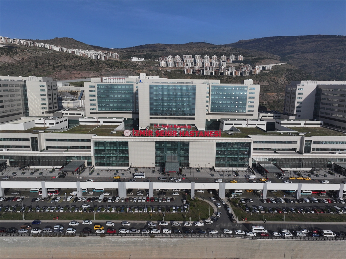 - Başhekim Prof. Dr. Orhan Gökalp:
- "İzmir Şehir Hastanesi, açıldığı