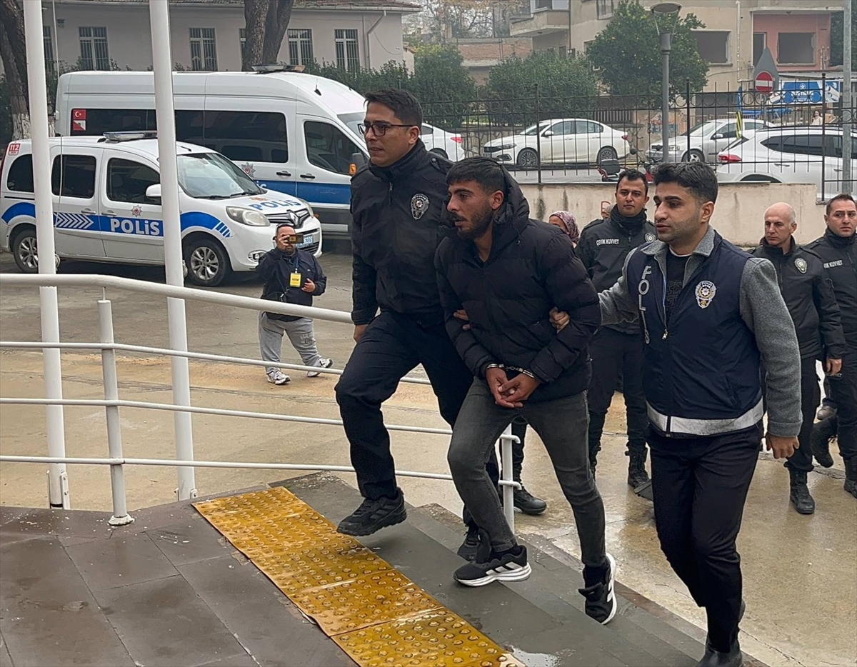 İZMİR (AA) – İzmir'in Bayındır ilçesinde bir kişinin darbedilerek öldürüldüğü